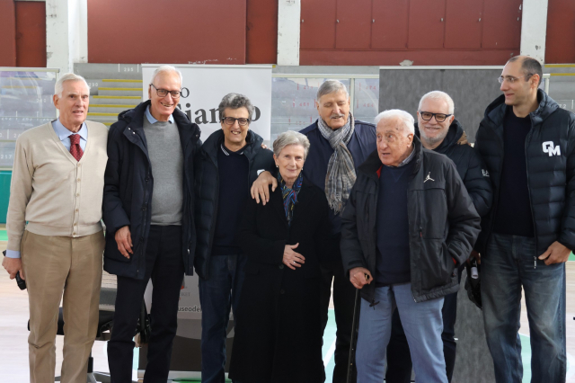 La rappresentanza dell'Olimpia Milano presente al Centro Schuster per il momento di ricordo di 'Giando' Ongaro; da sinistra Giorgio Papetti (MDB-MI), Franco Longhi, Roberto Pecorelli, Graziella moglie di Giando, Paolo Vittori, Coach Sandro Gamba, Davide Losi, Paolo Alberti (foto Francesco Galli, per gentile concessione)